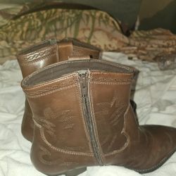 Size 11 LEATHER VROWN BOOTS NEW