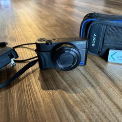 Sony RX100 III 20.1 MP Premium Compact Digital Camera w/1-inch Sensor and 24-70mm F1.8-2.8 ZEISS Zoom Lens (DSCRX100M3/B)