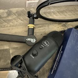 “Blue” Podcast Mic And Arm 