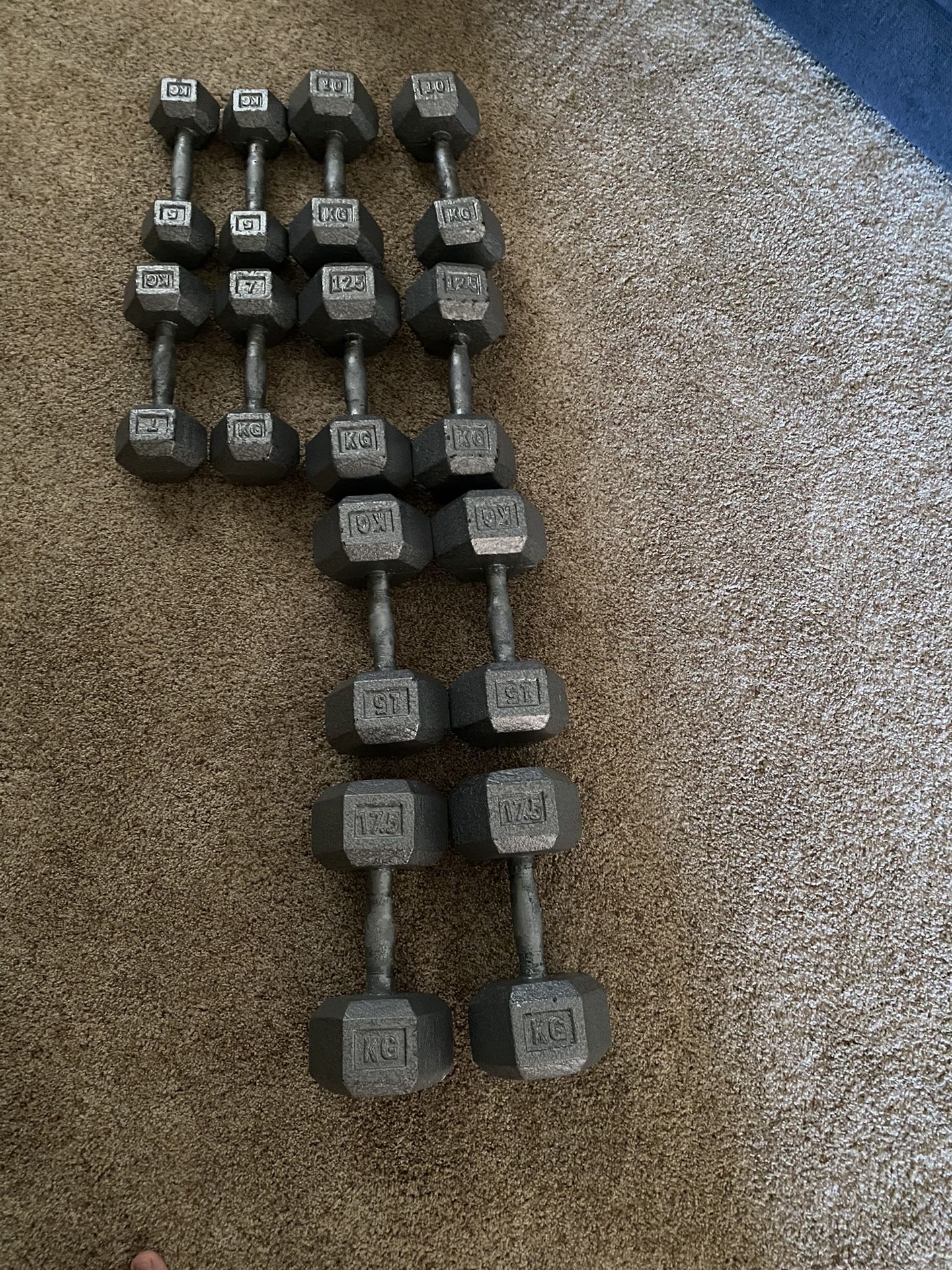 Set Of Dumbells 292 Total Weight In Pounds
