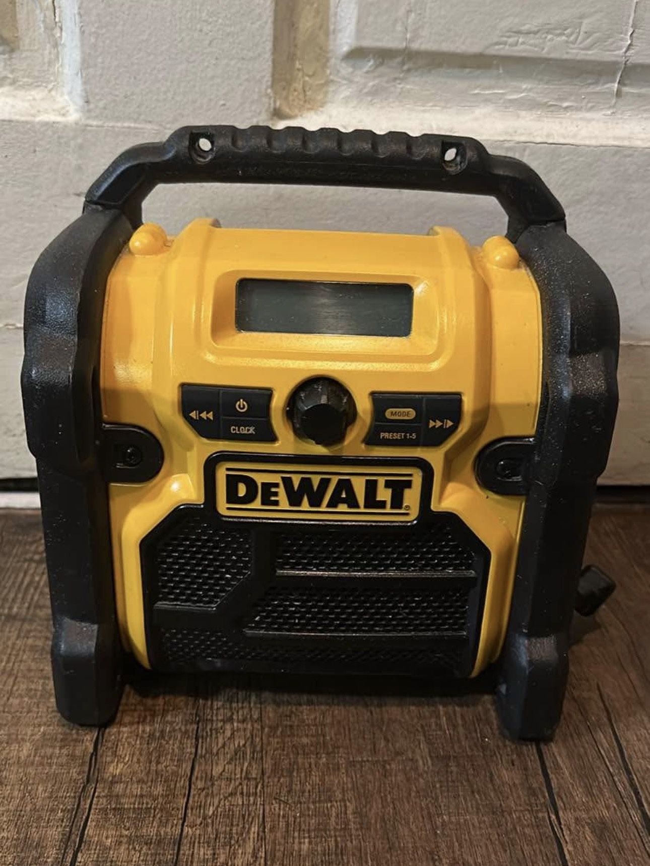 DEWALT DCR018 RADIO