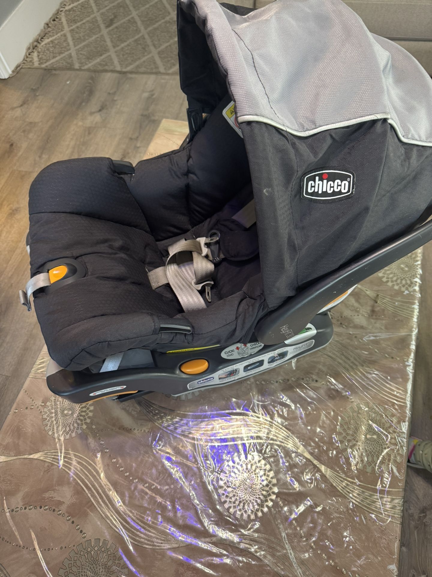 Good Condition Chicco Keyfit Car Seat With Base 