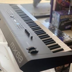 Yamaha MX88 Keyboard (Piano/Synthesizer Workstation)