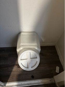 Dog food container