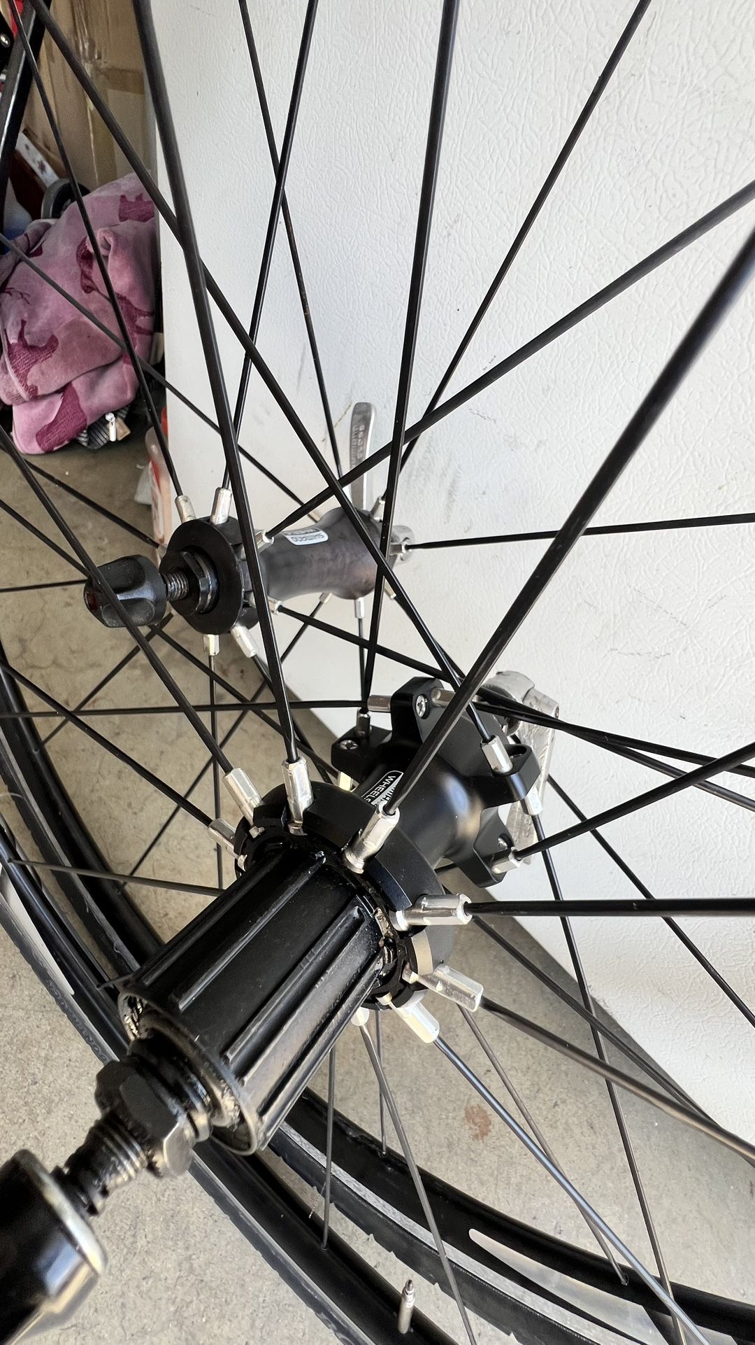 Shimano WH-R550  20/16-Bladed Spoke Black Aluminum 700C Road Wheelset