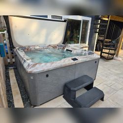 Hot Tub Optima 880 - Like New - Ankeny, IA