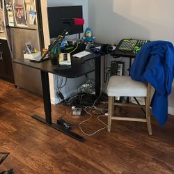 Motorized Standing Desk (works)