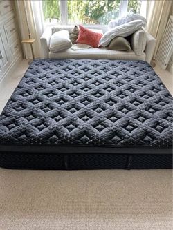 Helix Midnight Elite Queen - $615 (Retail: $3,947)