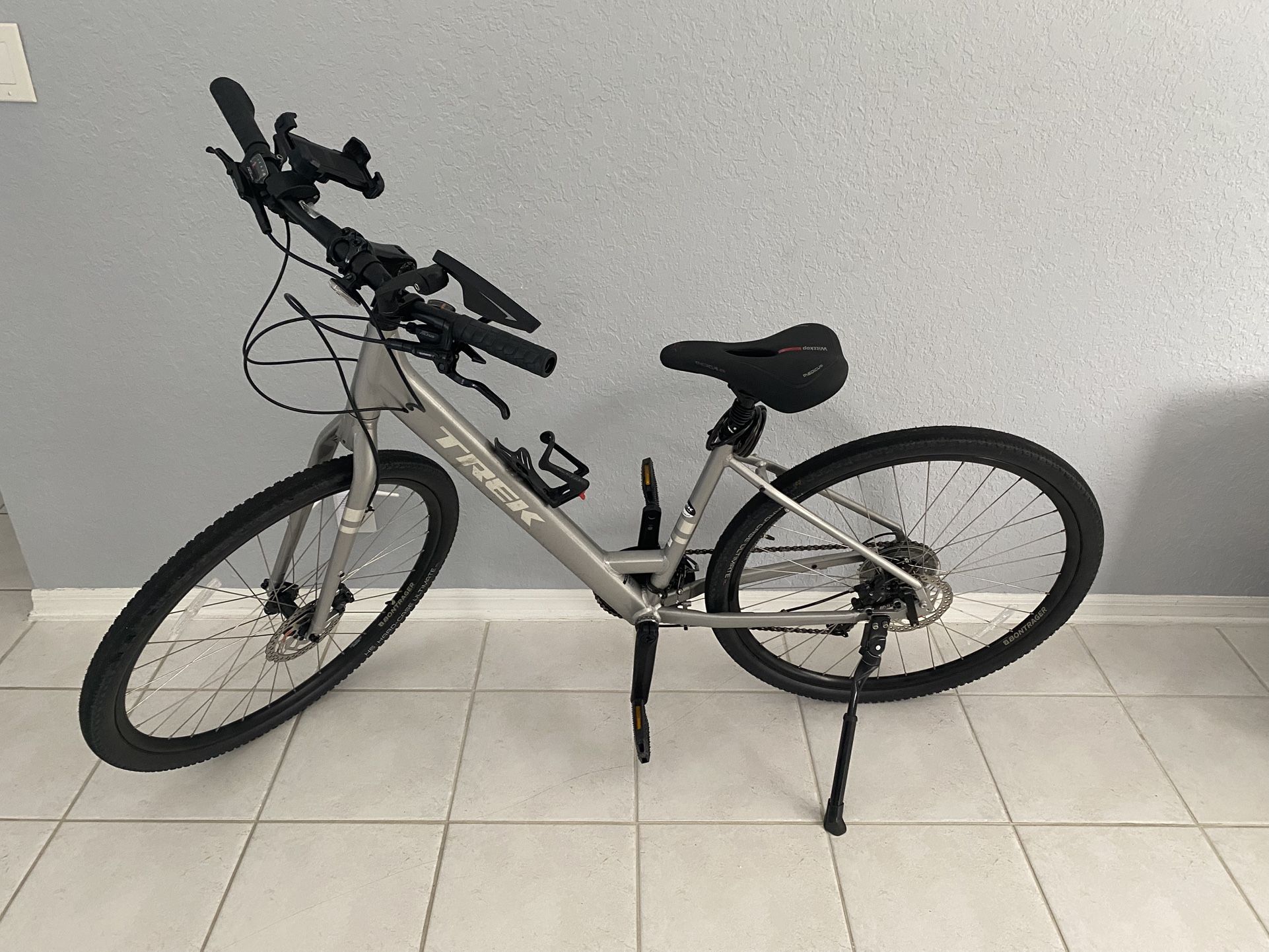 Trek Verve 2 Lowstep Hybrid Bike - Like New Condition