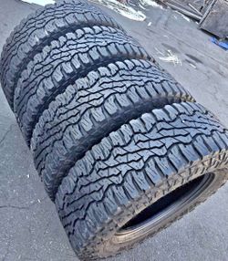 275 70 18 vendo un set de llantas usadas en excelente condición marca GOODYEAR