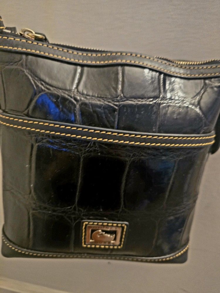 VINTAGE DOONEY & BOURKE BLACK AND GOLD CROCODILE TEXTURE LEATHER MEDIUM BUCKET CROSSBODY 
