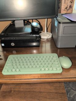 Compact wireless keyboard and mousse