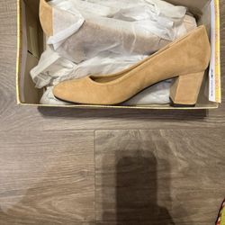 NWT Suede Gorgeous pumps 7.5 WW