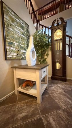 Beautiful Boulanburg end table in excellent condition from Ashley furniture
