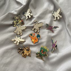 Authentic Pokémon pins (Charizard)