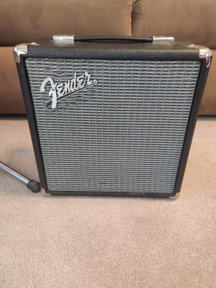 Fender Rumble 15 Bass Amp with 3-Band EQ + Aux In [Detachable Power Cord Included]