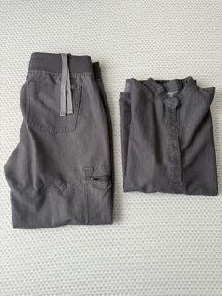 FIGS Women’s Graphite Scrub Set