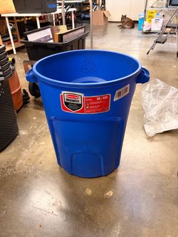Rubbermaid Roughneck 32 Gallon Trash Can