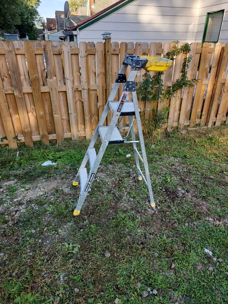 6' Gorilla Ladder With Platform Steps And Project Bucket