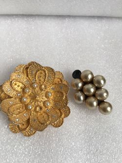 VINTAGE BROOCH FOR FOR PARTS OR REPAIR ~ WEARABLE