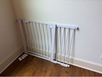 Adjustable baby gate