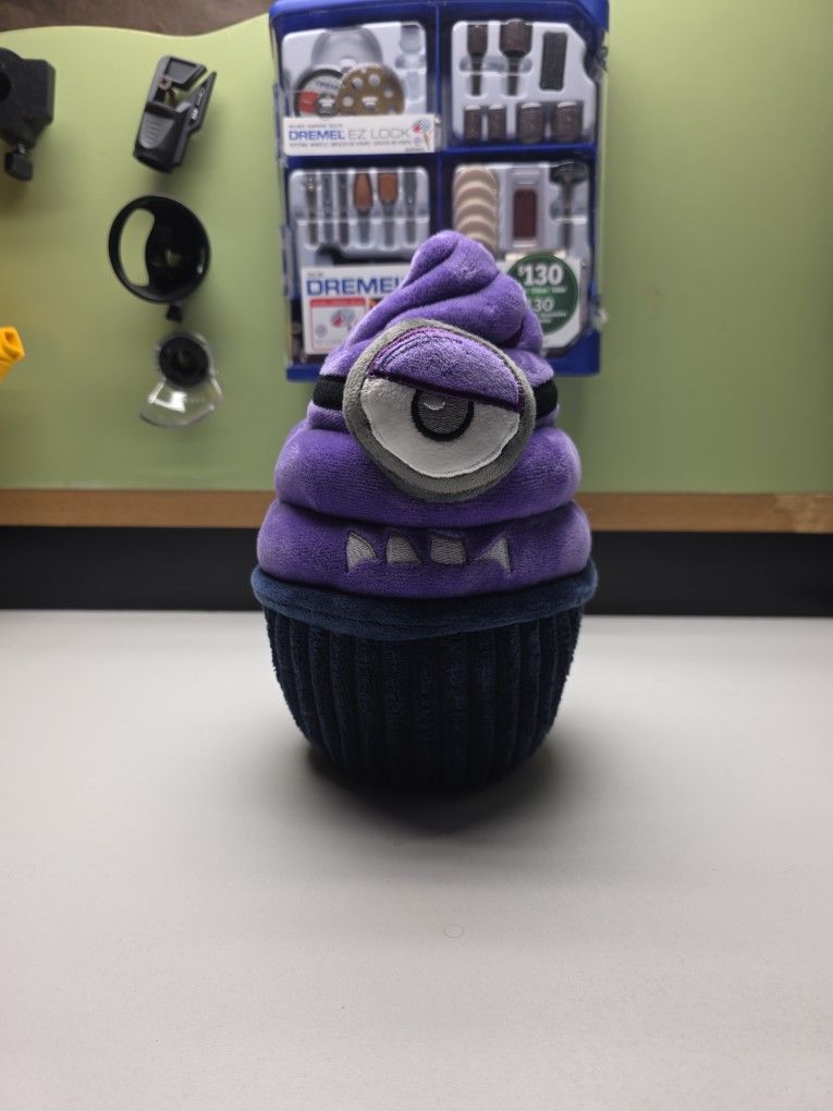 RARE Universal Studios Despicable Me Minion Mayhem Evil Cupcake 7" Plush