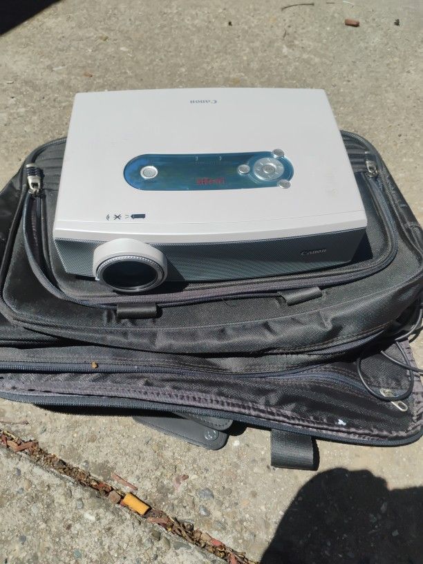 Canon Lv-7215u  LCD 2500  Lumen Projector  Excellent Low Hours