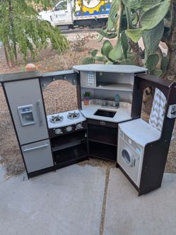 Toy kitchen