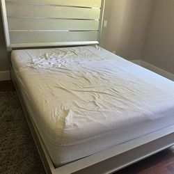 Queen size bed With Mirrored Headboard, Modern Almost New
