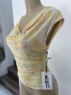 New women top size small (stretch)
