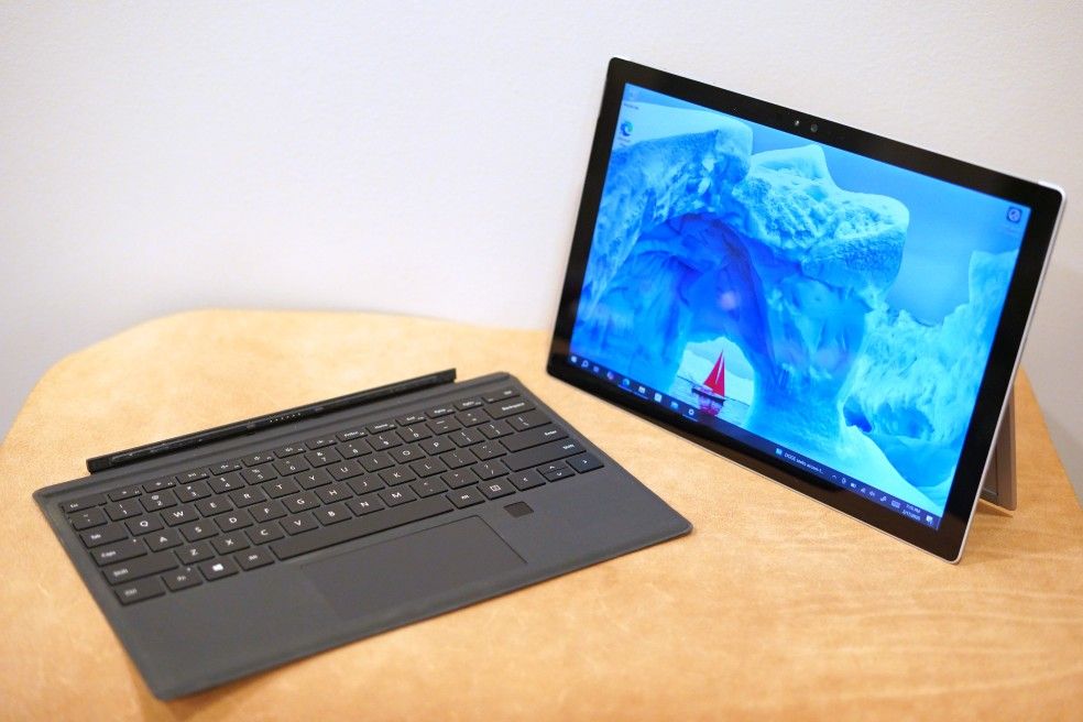 Microsoft Surface Pro 256GB SSD 8 GB RAM Intel Core i5 Touch Screen 12.3" Keyboard Windows 10 Pro