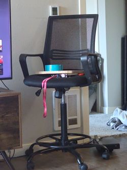 Comfy tall chair still brand new