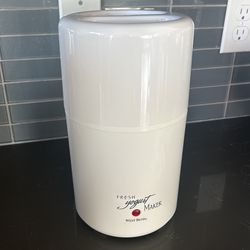 West Bend 1-Quart Fresh Yogurt Maker Model 6060 White  Compact Design