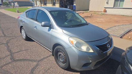 2012 Nissan versa