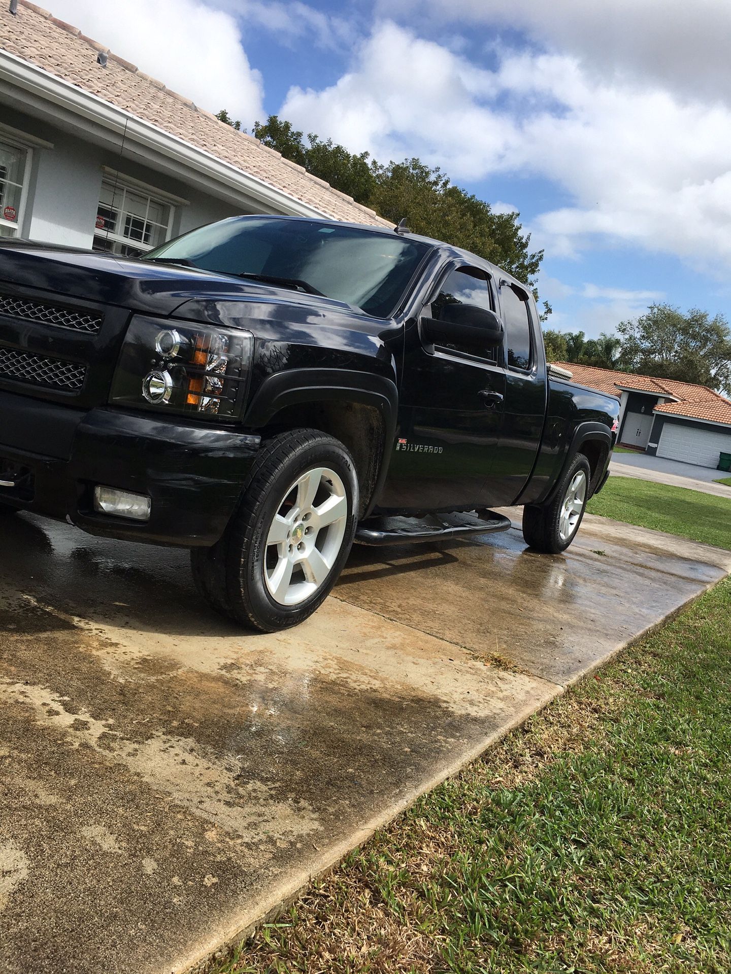 2009 Chevy Z71 5.3 V8 new tires,cold air intake, just did an oil change and fuel filter,no leaks ,all new wires and spark plugs,and exhaust