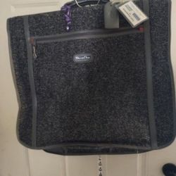 Four piece luggage set Oscar De La Renta good shape will not separate.