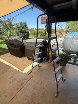 Pool ladder