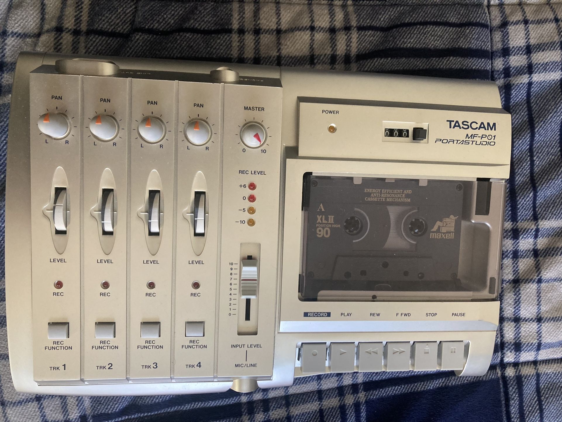 TASCAM MF-P01 portastudio 4 tracks