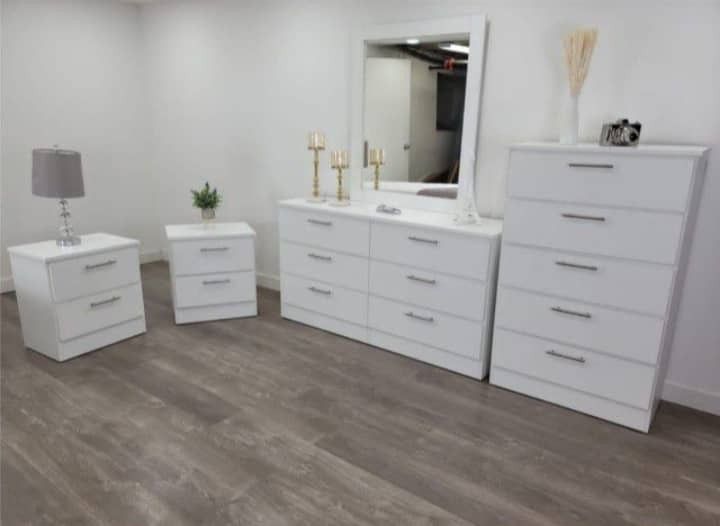 Dresser With Mirror Chest And Two Nightstand // Cómoda Con Espejo Gavetero Y Dos Mesitas De Noche 