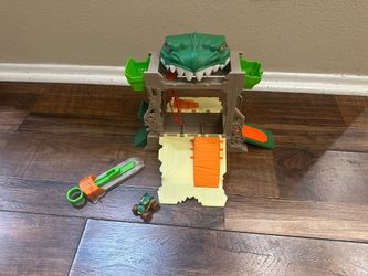 Monster Jam, Dragon Dungeon of Doom  Playset, with one mini jam monster truck