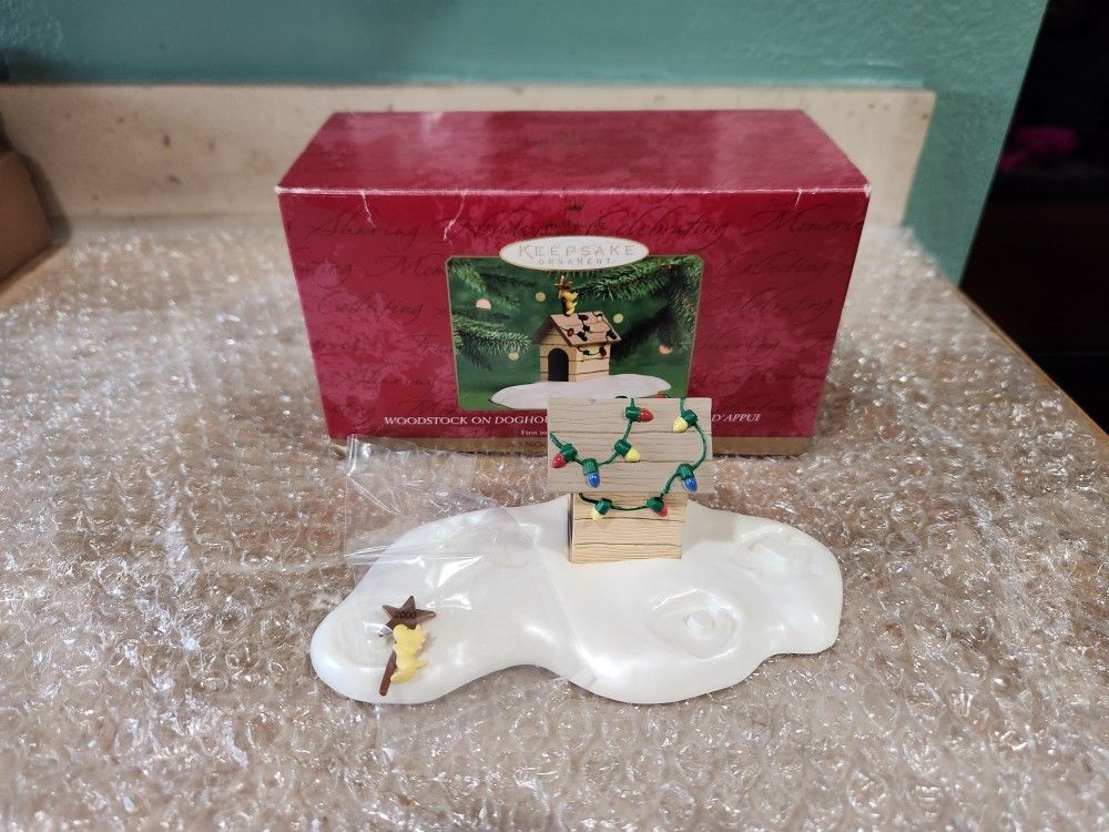 Vintage 2000 Hallmark Woodstock On Snoopy's Doghouse Keepsake Ornament: Peanuts 50 Year Anniversary 