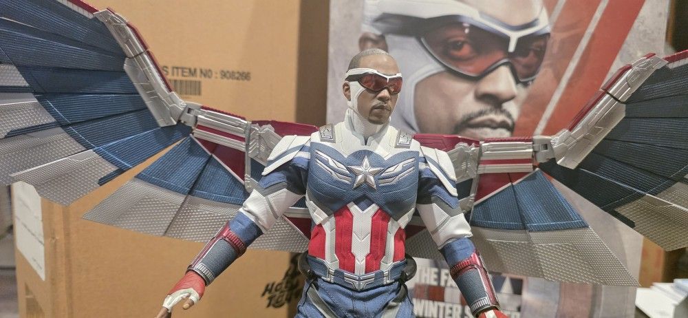 Hot Toys TMS040 Captain America Falcon 1/6 Scale Figure