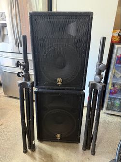 2 Yamaha Speakers with stands