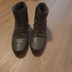 Gray Ankle Length Boots Size 8