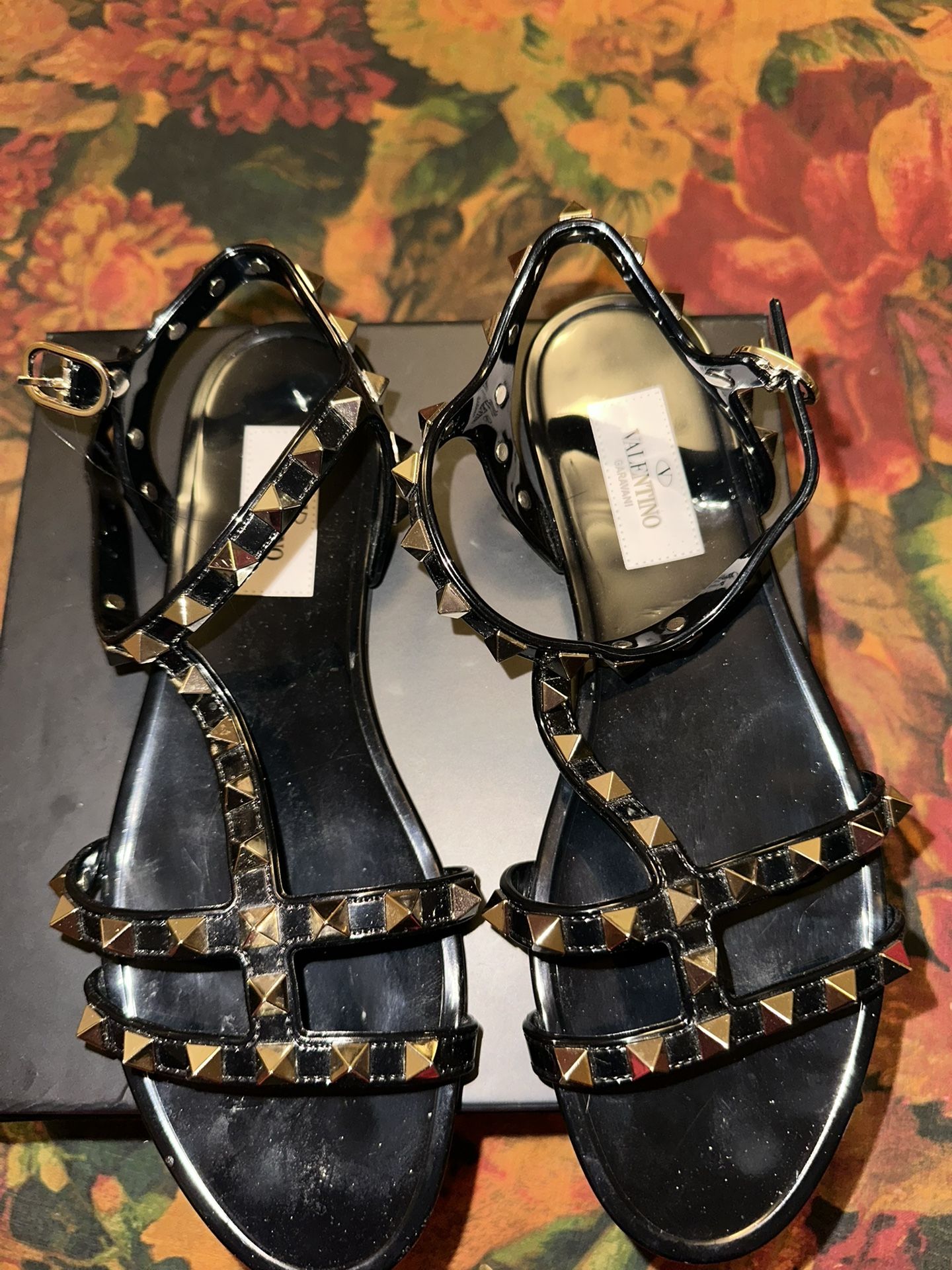 Valentino Garavani ROCKSTUD FLAT RUBBER SANDAL