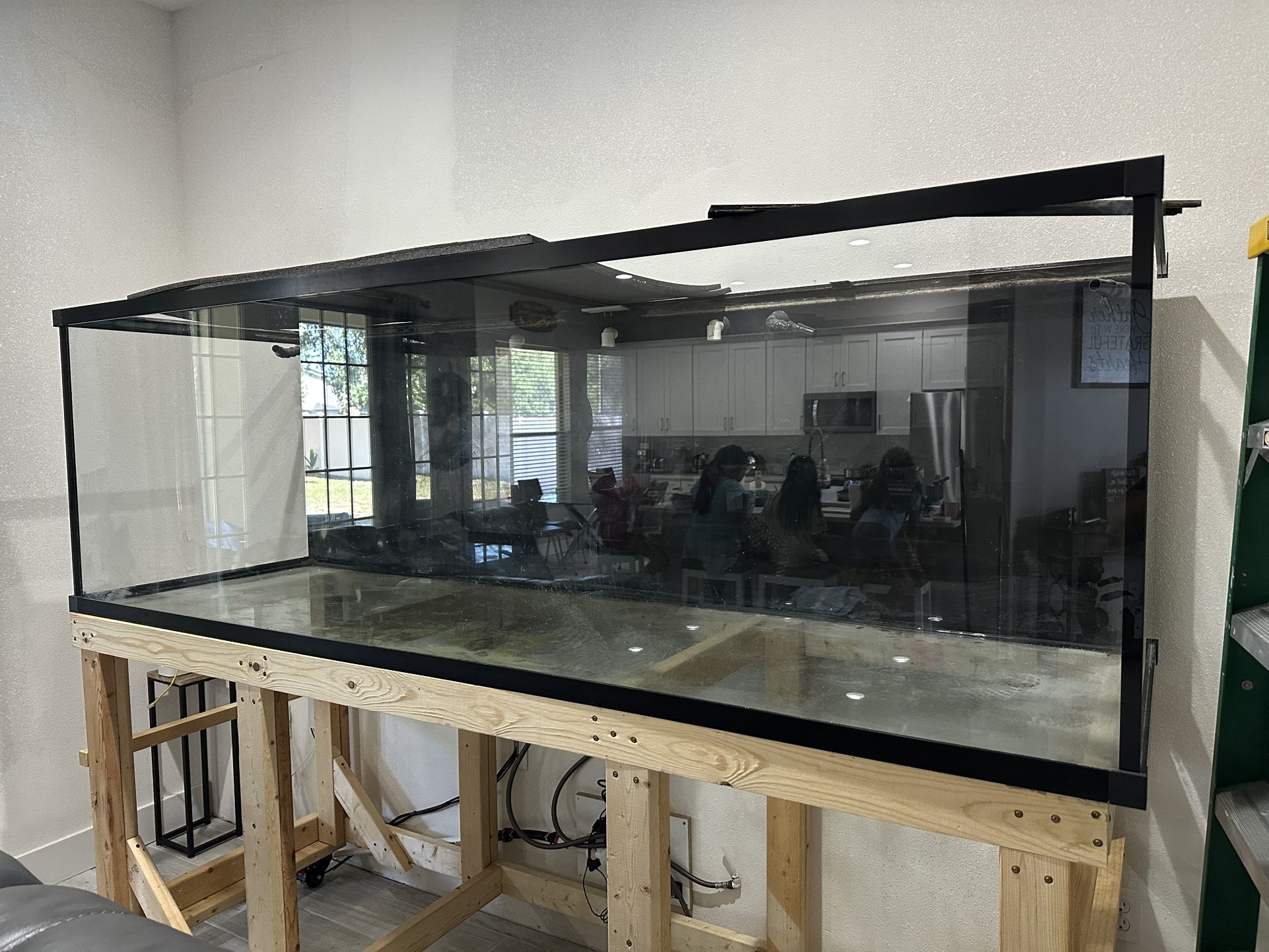 375 Gallon Aquarium / Fish Tank