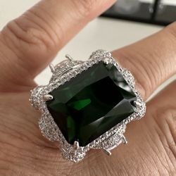 emerald green ladies ring size 7