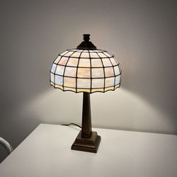 Beautiful Vintage Tiffany Style Stained Glass Lamp