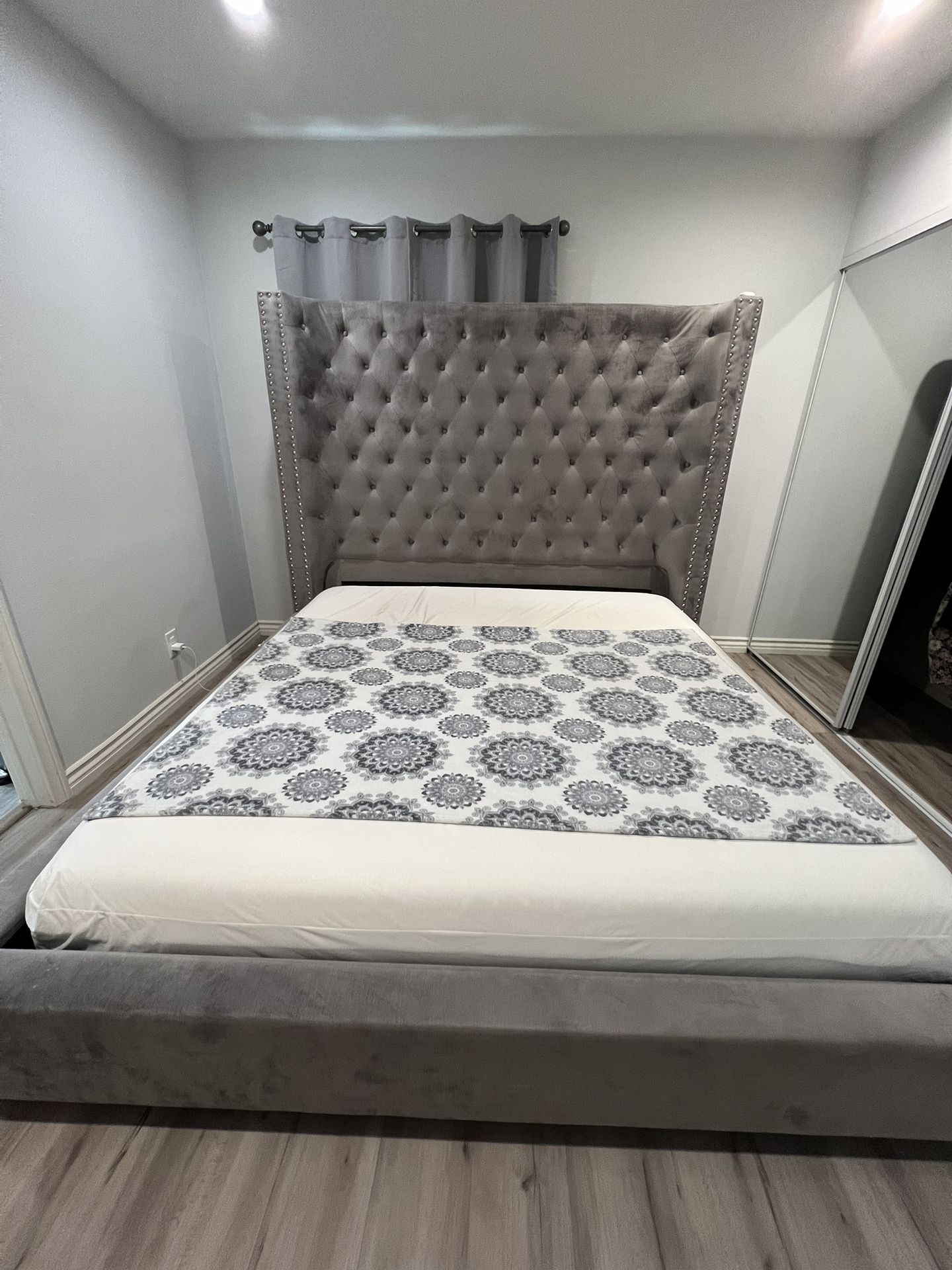 CAL KING Bed frame - Gray - Modern/Sleek Design