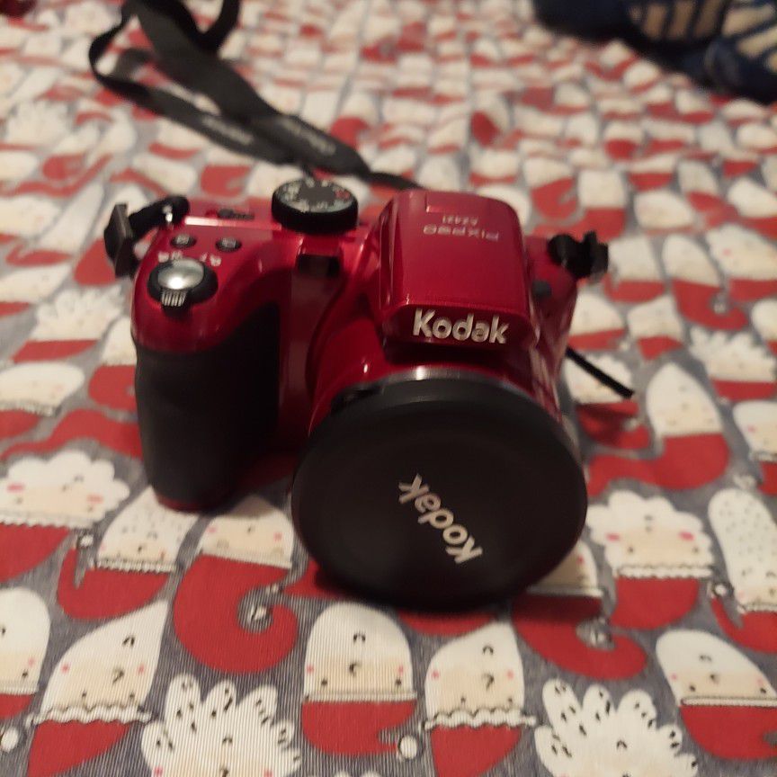 Kodak AZ421-RD Digital SLR Camera - Red +Free Bag